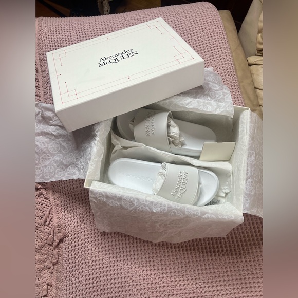 NEW IN Box Alexander McQueen White Rubber Pool Slides - Picture 6 of 9